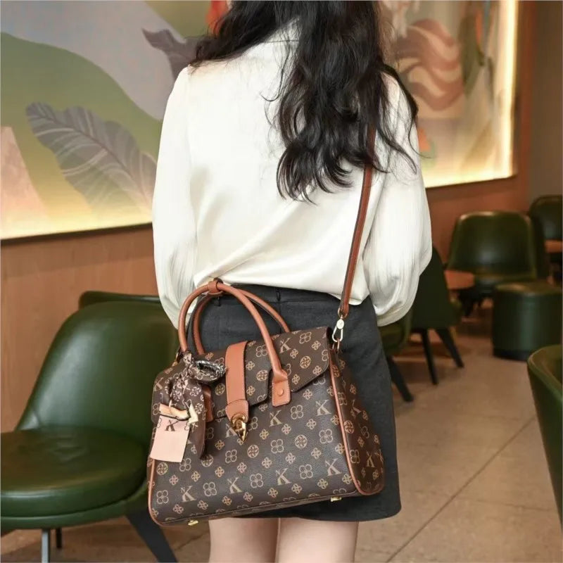 TÍTULO  Bolsa Satchel Monograma Victoria