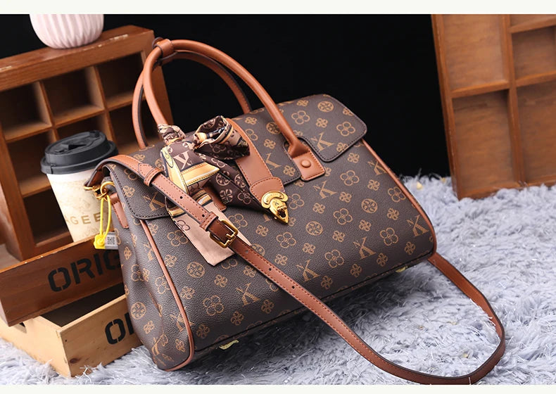 TÍTULO  Bolsa Satchel Monograma Victoria