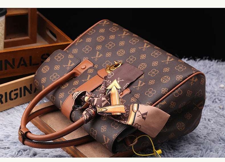 TÍTULO  Bolsa Satchel Monograma Victoria