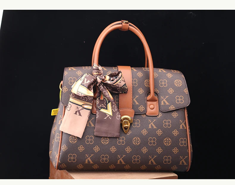 TÍTULO  Bolsa Satchel Monograma Victoria
