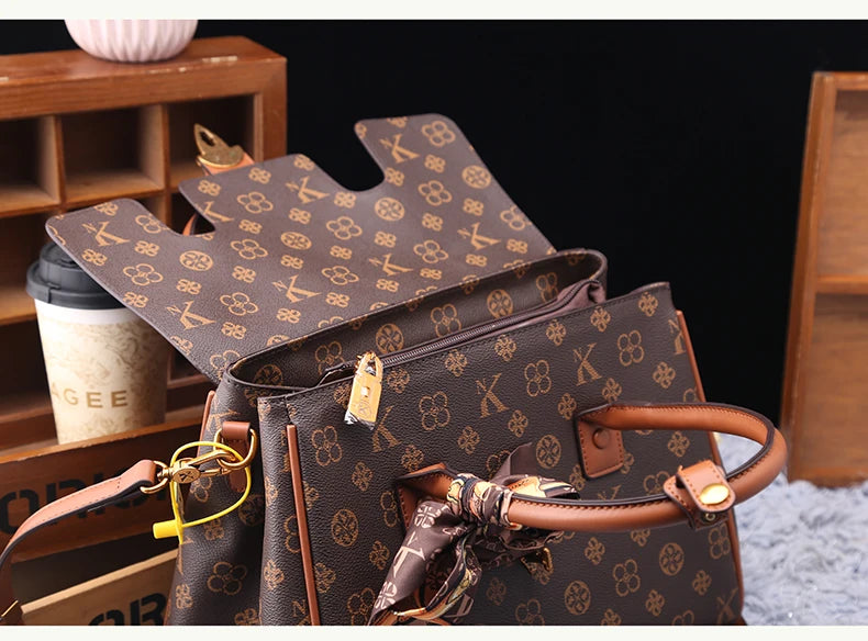 TÍTULO  Bolsa Satchel Monograma Victoria