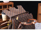 TÍTULO  Bolsa Satchel Monograma Victoria